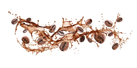 Welle des Spritzens von Kaffee mit Kaffeebohnen, isoliert auf weiß © winston
