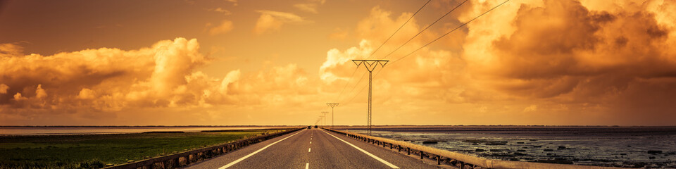 Straße auf dem Damm nach Rømø, Dänemark