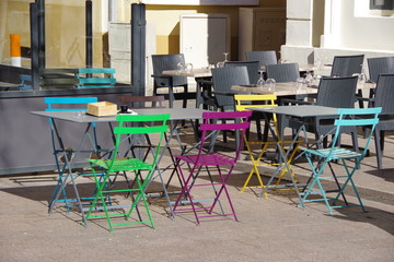chaises en couleur d'une terrasse de café restaurant en  ville