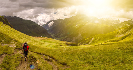 Randonneur et paysage de montage