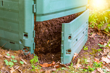 Illustration d'un bac à compost pour le jardin - 328532610