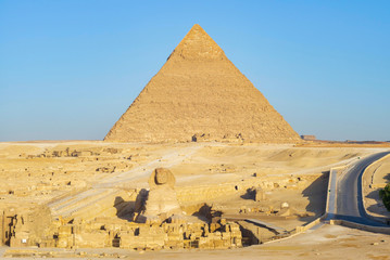 Pyramide de Khéphren et le Sphinx dans le domaines des grandes pyramides d'Egypte.