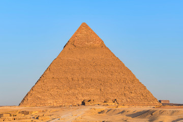 Fototapeta na wymiar La Pyramide de Khéphren au coucher du Soleil dans le domaines des grandes pyramides d'Egypte.