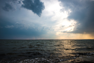 Obraz premium Bewitching sunset among cumulus clouds