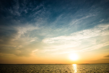 Obraz premium Bewitching sea sunset among cumulus day clouds