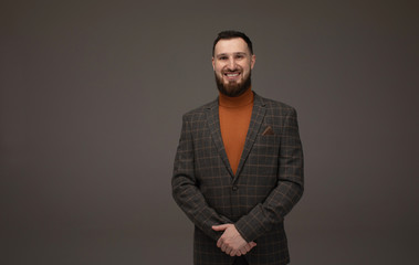 Obraz premium Handsome business man smiling at the camera on grey background.