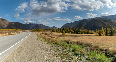 Fototapeta na wymiar Beautiful road among autumn mountains