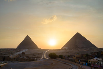 Fototapeta na wymiar Les Pyramides de Khéops et Khéphren au coucher du Soleil dans le domaines des grandes pyramides d'Egypte.