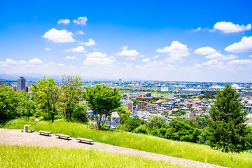 青空が広がる住宅街