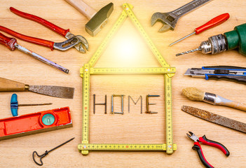 Outils de bricolage autour d'une représentation de la maison