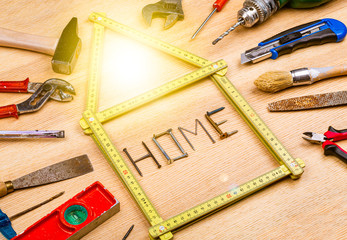 Outils de bricolage autour d'une représentation d'une maison