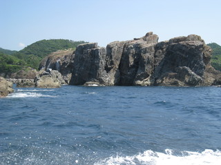 Fototapeta na wymiar 海から岩壁