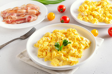 Scrambled eggs, bacon and tomatoes