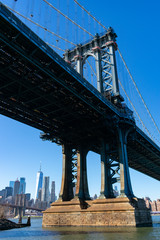 Obraz premium The Manhattan Bridge along the East River with the Lower Manhattan Skyline in New York City