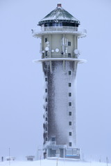 Feldbergturm auf dem Feldberg während eines Sturmes von Eis umhüllt