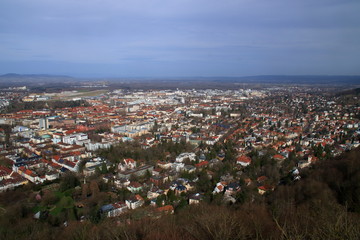blick auf freiburg im schwarzwald vom schlossberg