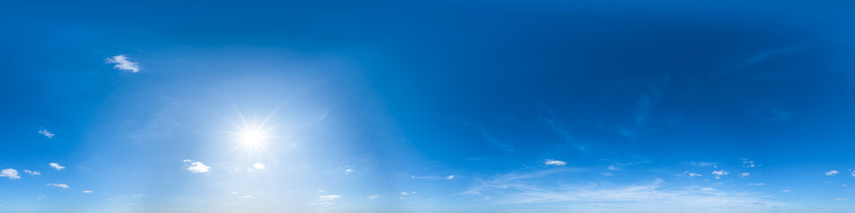 Obraz na płótnie Canvas Nahtloses Panorama mit weiß-blauem Himmel in 360-Grad-Ansicht mit schöner Cumulus-Bewölkung zur Verwendung in 3D-Grafiken als Himmelskuppel oder zur Nachbearbeitung von Drohnenaufnahmen