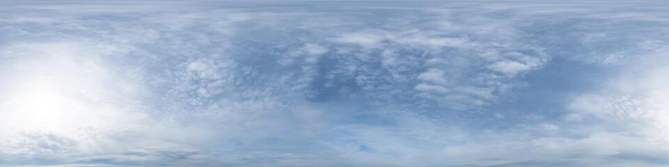 Nahtloses Panorama mit wolkigem Himmel in 360-Grad-Ansicht mit schöner Cumulus-Bewölkung zur Verwendung in 3D-Grafiken als Himmelskuppel oder zur Nachbearbeitung von Drohnenaufnahmen