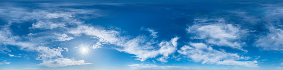 Nahtloses Panorama mit weiß-blauem Himmel in 360-Grad-Ansicht mit schöner Cumulus-Bewölkung zur...