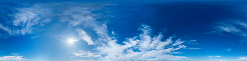 Naklejka na ściany i meble Nahtloses Panorama mit weiß-blauem Himmel in 360-Grad-Ansicht mit schöner Cumulus-Bewölkung zur Verwendung in 3D-Grafiken als Himmelskuppel oder zur Nachbearbeitung von Drohnenaufnahmen