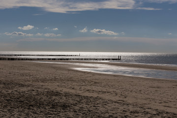Fototapeta na wymiar Weiter Strand am Meer