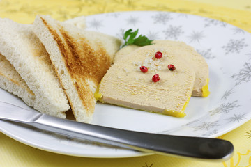 tranches de foie gras et toast dans une assiette