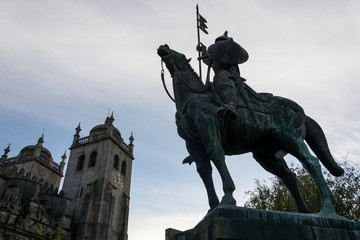 Obraz premium Warrior statue and cathedral of Porto in the background. Vímara Peres warrior. Porto.