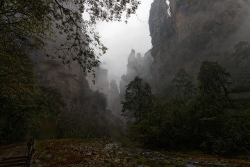 "Góry Awatarowe" w Chinach - Trekking w deszczu © Miroslaw