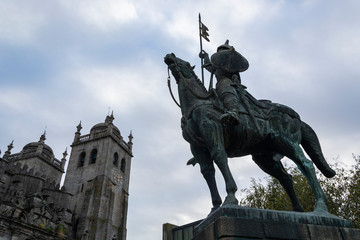 Obraz premium Warrior statue and cathedral of Porto in the background. Vímara Peres warrior. Porto.