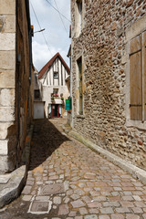 Fototapeta na wymiar Boczna uliczka w średniowiecznym europejskim mieście