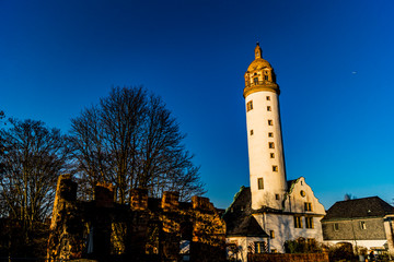 Obraz premium A lighthouse on the cliff of the lake