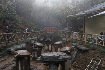 "Góry Awatarowe" w Chinach - Trekking w deszczu © Miroslaw