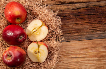 Fototapeta na wymiar ripe red apples on a wooden table
