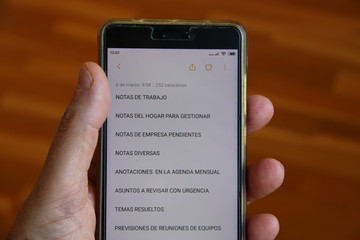 telefono movil en la mano
