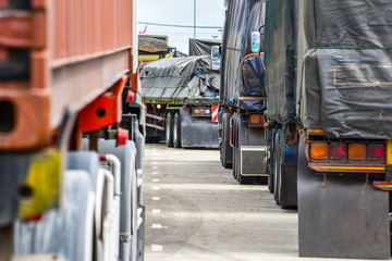 Naklejka premium Transport ciężarowy po asfalcie, transport ładunków logistycznych, działalność import-eksport.