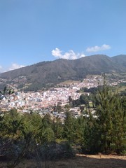Fototapeta na wymiar ciudad desde la montaña (pamplona )