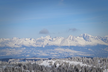 Fototapeta na wymiar Widok na Tatry Wysokie od strony Słowacji z niskich Tatr