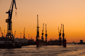 Obraz premium Docks im Hamburger Hafen bei Sonnenuntergang