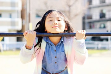 子供　女　受験生　遊び　鉄棒　公園