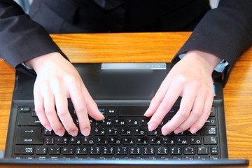 女性　手　パソコン　オフィス