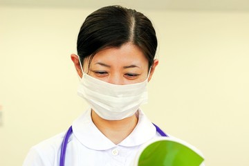 女性　看護師　医師　ドクター　マスク