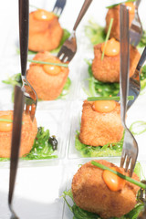Bocaditos de merluza rebozada con crema de tomate en bandeja de catering