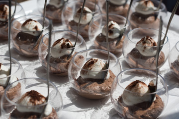 Mousse de chocolate con nata y virutas de chocolate