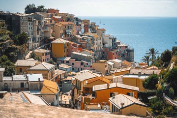 kolorowe budynki cinqueterre na tle niebieskiego morza © Marcin
