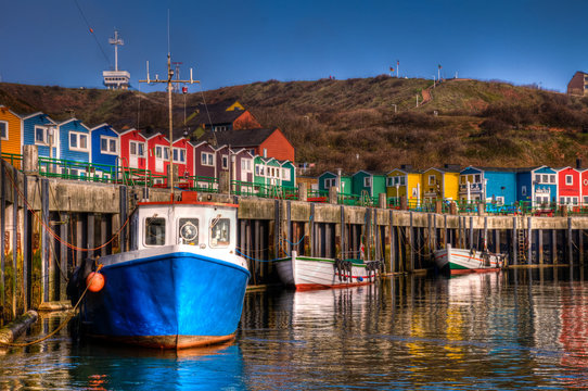 Die bunten Hummerbuden im Hafen von Helgoland