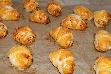 Goldene Schinkengipfel im Ofen