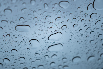 Wassertropfen auf Glas in blau