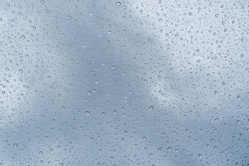 Kleine Wassertropfen auf Scheibe