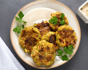 CRISPY ZUCCHINI FRITTERS APPETIZER 