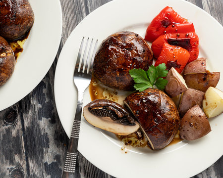 PORTOBELLO MUSHROOM &ldquo;STEAKS&rdquo; WITH PEPPERS AND POTATOS